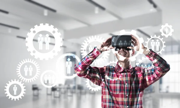 Jeune Homme Avec Casque Réalité Virtuelle Lunettes Sur Fond Connexion — Photo