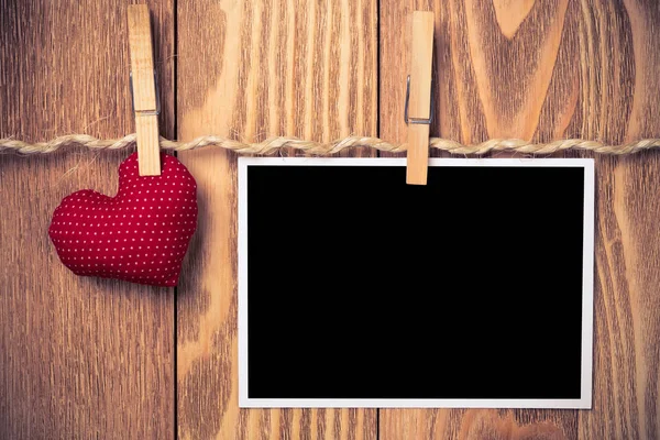 Instant Foto Frame Liefde Harten Vastgemaakt Aan Een Touw Houten — Stockfoto