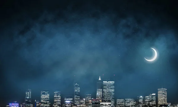 城市景观的抽象形象在夜间与深蓝色的影像和月亮的背景 背景与 Copyspace — 图库照片