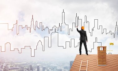 Mühendis, evinin çatısına geri döndü ve şehri çiziyor. Karışık ortam