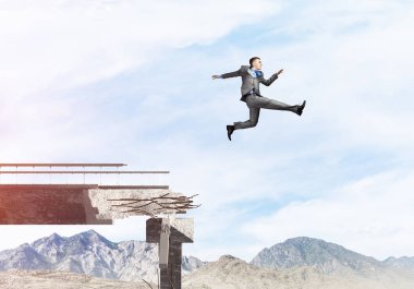 Kocaman bir boşluk içinde beton köprü üstünden atlayarak zorlukların üstesinden sembolü olarak iş adamı. Hava ve doğa arka planda görüntüleyin. 3D render.
