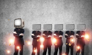 İşadamları başlarını silah tutmak yerine dizüstü bilgisayarlar ile takım elbiseli gri duvara boş odada eski Tv ile bir satır ve bir başında dururken arka plan üzerinde çarpı işareti.