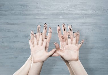 Aşkı ve mutluluğu temsil eden kadın ve erkeğin elleri