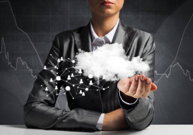 Ağ bağlantıları ile bulut el iş skeçler arka planda tutarak takım elbiseli işadamı.