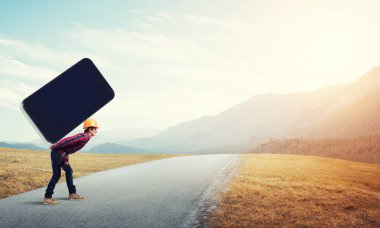 Adam mühendis arkada. Büyük akıllı telefon.