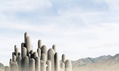 Açık havada, arka planda güzel manzaralı yüksek ve büyük taş sütunların görüntüsü. Duvar kağıdı, telif alanı olan arkaplan.