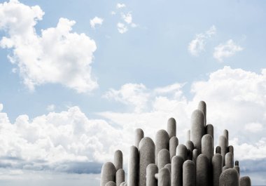 Açık havada, arka planda güzel manzaralı yüksek ve büyük taş sütunların görüntüsü. Duvar kağıdı, telif alanı olan arkaplan.