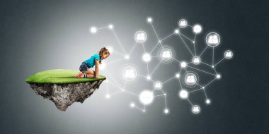 Yüzen adada tatlı bir gülümseme sunan sosyal bağlantı konsepti