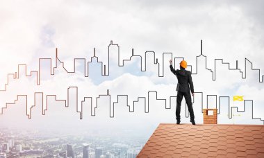 Mühendis, evinin çatısına geri döndü ve şehri çiziyor. Karışık ortam