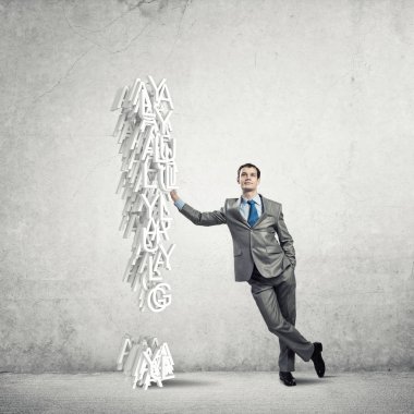 Ünlem işareti eğilerek somut odasında yakışıklı işadamı