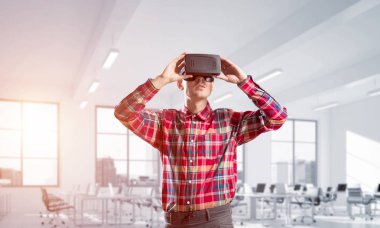 Sanal gerçeklik kulaklık veya 3d gözlük odasında oyun oynama ile genç adam