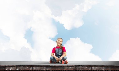 Çatı inşaat ve kamera seyir üzerinde oturan sevimli kız