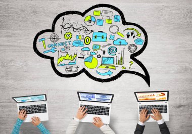 Ellerinde cihazlar bulunan bir grup insan, iletişim ve ağın sembolü olarak birlikte çalışıyor.