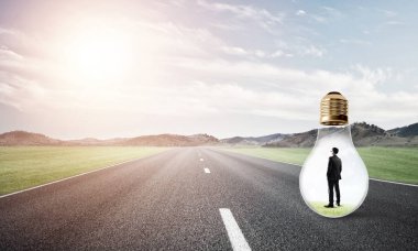 Genç işadamı asfalt yolda ampulün içinde mahsur kaldı.