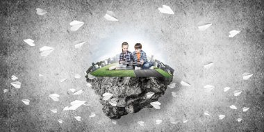 ECO konsepti yüzen ada ve üzerinde kitap oturan çocuklar.