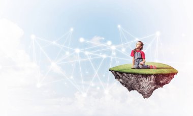 Yüzen adada tatlı bir gülümseme sunan sosyal bağlantı konsepti