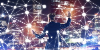 Gece şehir manzarasına karşı sosyal bağlantı medya kavramı ile çalışan iş kadınlarının arka planı