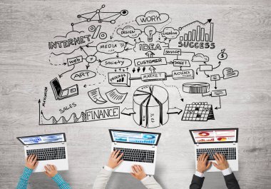 Ellerinde cihazlar bulunan üç kişilik bir grup iletişim ve ağ oluşturma sembolü olarak birlikte çalışıyor.