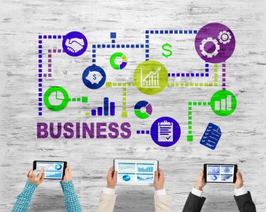 Masada oturan ve alet kullanan iş adamlarının en iyi görüntüsü.