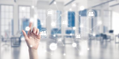 Ekranda iş kadını el ele tutuşması konseptini kapat