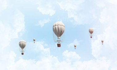 Üzerinde mavi bulutlu gökyüzü uçan renkli aerostats. 3D render.