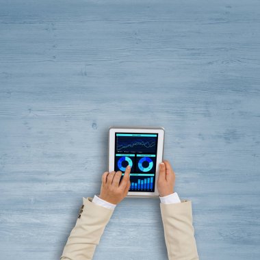 Diyagramlar ve grafikler ekran ile tablet pc kullanarak işkadını el Üstten Görünüm