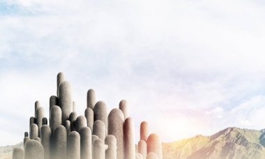 Açık havada, arka planda güzel manzaralı yüksek ve büyük taş sütunların görüntüsü. Duvar kağıdı, telif alanı olan arkaplan.