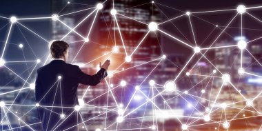 İşadamı gece cityscape sosyal bağlantı medya kavramı ile çalışma karşı arkadan görünüm