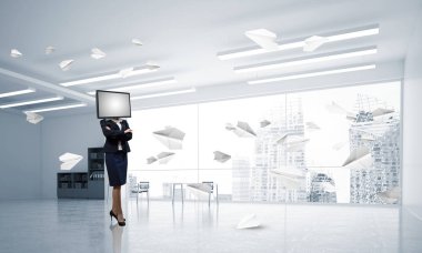 İş kadını kafasına silah tutmak yerine TV elbiseli kağıt uçaklar ofis binası içinde uçan arasında duran geçti. 3D render.