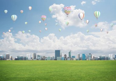 Binalar ve balon gökyüzünde ile modern cityscape