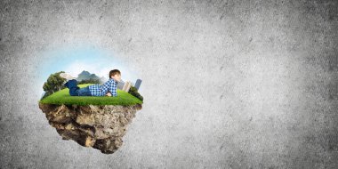 ECO konsepti yüzen ada ve mutlu çocuk.