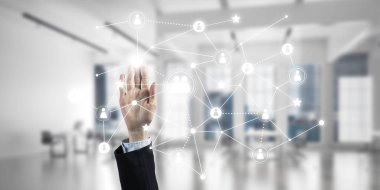 Ekranda iş kadını el ele tutuşması konseptini kapat