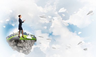 Mavi gök yeşil yüzen ada üzerinde duran zarif emin iş kadını