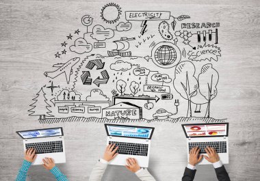 Ellerinde cihazlar bulunan üç kişilik bir grup iletişim ve ağ oluşturma sembolü olarak birlikte çalışıyor.