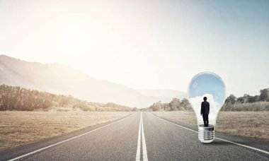 Genç işadamı asfalt yolda ampulün içinde mahsur kaldı.