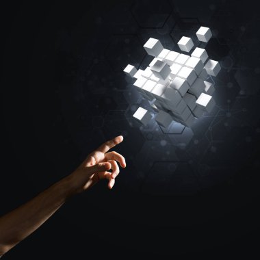 Yeniliğin sembolü olarak insan eli küp figürüne yakın olmak. Karışık ortam.