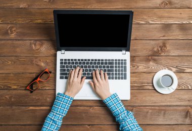 Dizüstü bilgisayar kullanarak eller yakın çekim