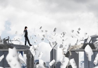 Kağıtları kocaman bir boşluk ile beton köprü üzerinde gizli tehditler ve riskler sembolü olarak uçan arasında blindfolded yürüyüş iş adamı. Cityscape görünümü arka plan üzerinde. 3D render.