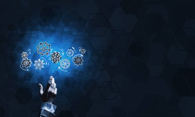 İş adamının eli dişli mekanizmasını işaret ediyor.