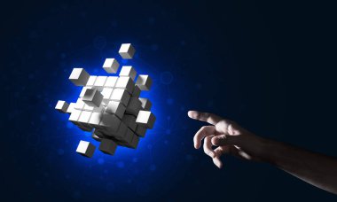 Yeniliğin sembolü olarak insan eli küp figürüne yakın olmak. Karışık ortam.