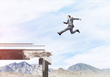 Kocaman bir boşluk içinde beton köprü üstünden atlayarak zorlukların üstesinden sembolü olarak iş adamı. Hava ve doğa arka planda görüntüleyin. 3D render.