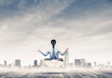 Zarif iş adamı kafa yerine bulutların ve kameraların üzerinde yüzüyor.