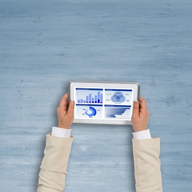 Diyagramlar ve grafikler ekran ile tablet pc kullanarak işkadını el Üstten Görünüm
