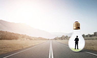 Genç işadamı asfalt yolda ampulün içinde mahsur kaldı.