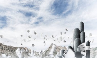 Açık havada güzel manzara ile kağıtları arka plan üzerinde uçan arasında yer alan yüksek ve büyük taş sütunlar görüntüsü. Duvar kağıdı, zemin ile boşaltmak.