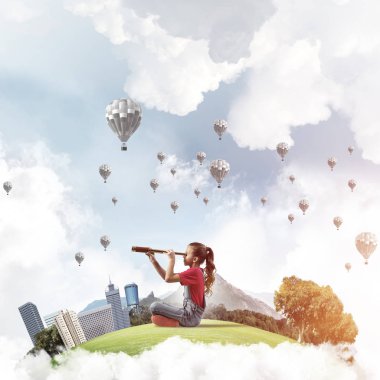 Şehrin yüzen adasında dürbünle bakan tatlı bir kız.