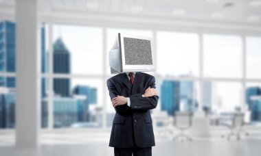 Takım monitör ofis binası içinde dururken geçti silah tutmak baş yerine ile işadamı resim kırpılmış.