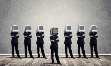 Takım elbiseli iş adamları, kafalarında monitör yerine kollarını çapraz tutarak arka planda gri duvara karşı boş bir odada, başında eski bir televizyonla ayakta duruyorlar..