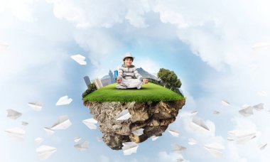 Genç küçük çocuk gözleri koruma kapalı ve seyir Adası arasında kağıt uçaklar ile bulutlu gökyüzü arka plan üzerinde uçan uçan üzerinde meditasyon sırasında konsantre. 3D render.