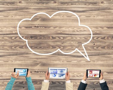 Masada oturan ve alet kullanan iş adamlarının en iyi görüntüsü.